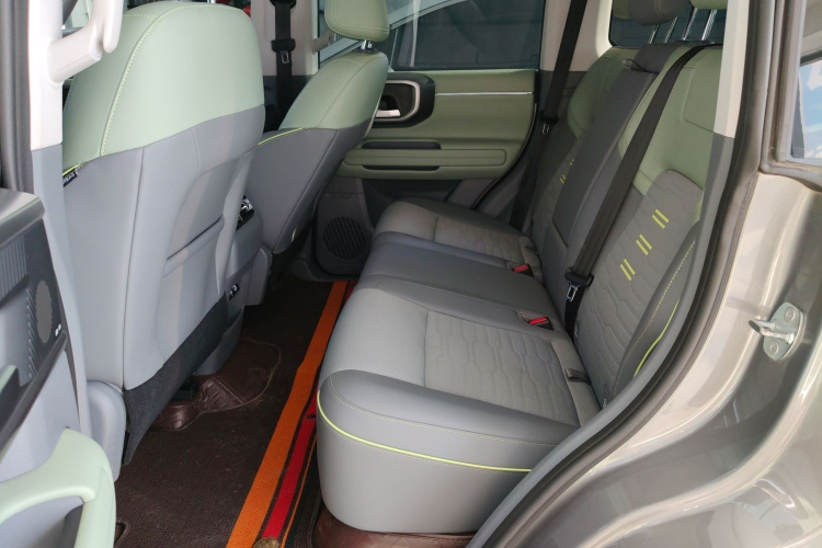 北京BJ40 2024款 2.0T 全新刀锋英雄版 攀登者中控内饰7004