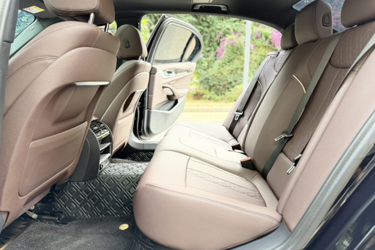 宝马5系 2022款 改款 525Li M运动套装中控内饰7011