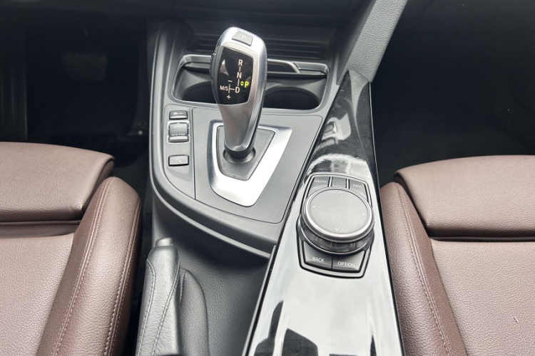 宝马3系 2019款 320Li 时尚型中控内饰7004