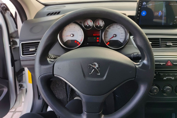 标致308 2014款 乐享版 经典 1.6L 手动优尚型中控内饰13