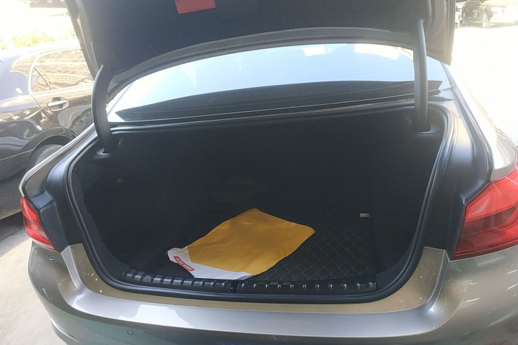 宝马5系 2019款 525Li 豪华套装机舱底盘23