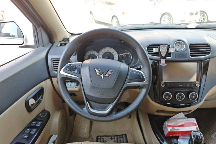 五菱汽车 五菱宏光 2013款 1.5L S豪华型中控内饰13