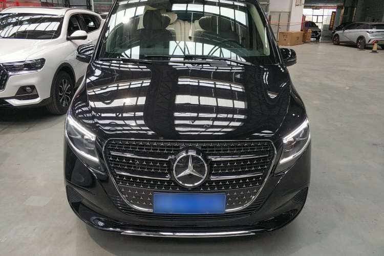奔驰V级 2024款 V 300 L 长轴距尊贵版车身外观2