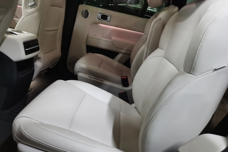 理想汽车 理想L8 2023款 Pro中控内饰7004