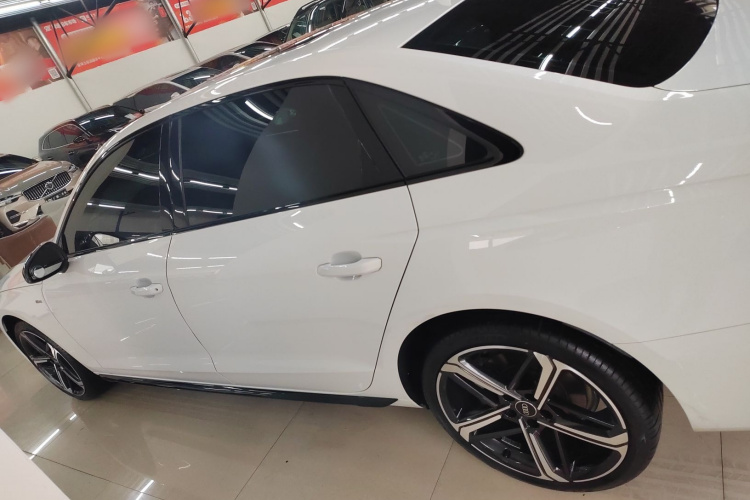 奥迪A4L 2024款 40 TFSI 豪华动感型车身外观4