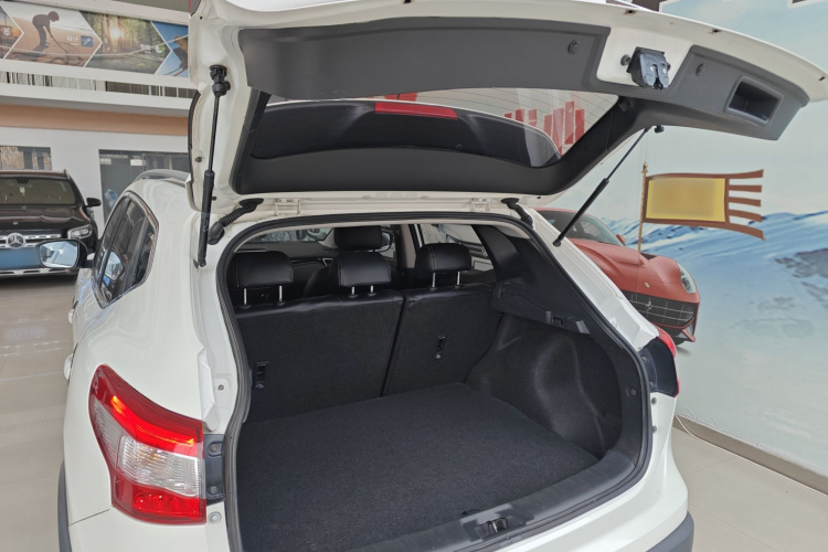 日产 逍客 2016款 2.0L CVT精英版机舱底盘23