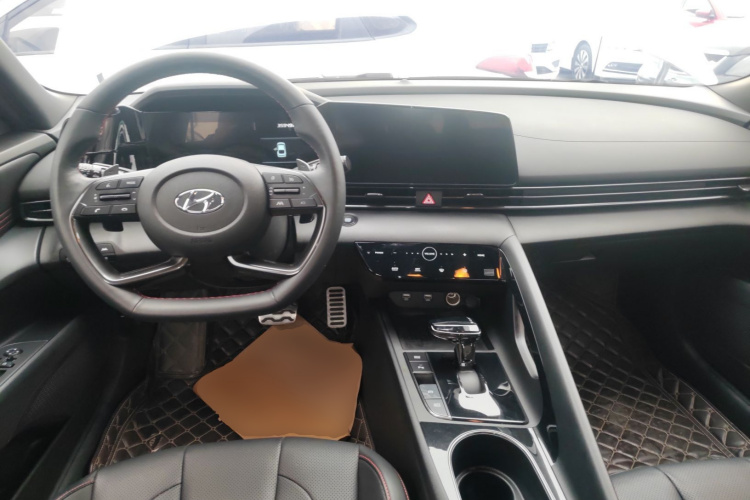 现代 伊兰特 2022款 240TGDi DCT LUX尊贵版中控内饰12