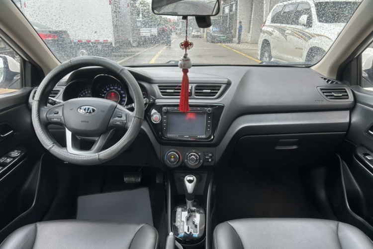 起亚K2 2012款 三厢 1.4L AT Premium ECO纪念版中控内饰7001