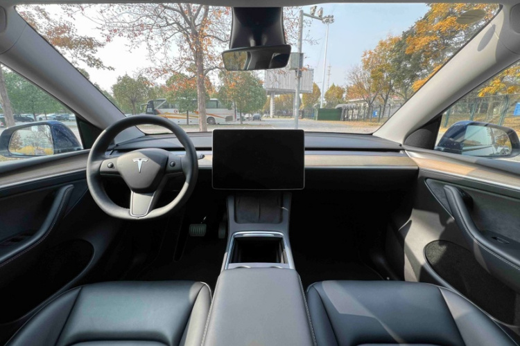 特斯拉 Model Y 2022款 改款 后轮驱动版中控内饰7008