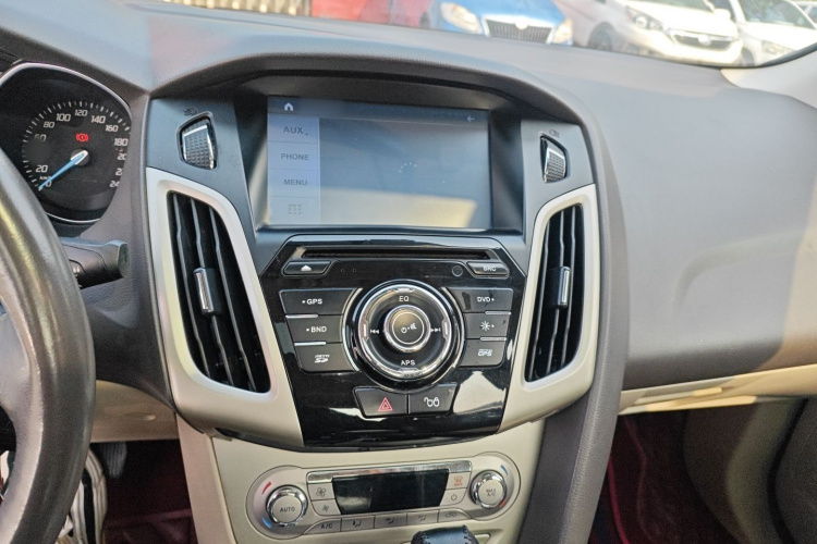 福特 福克斯 2012款 三厢 1.6L 自动风尚型局部细节16