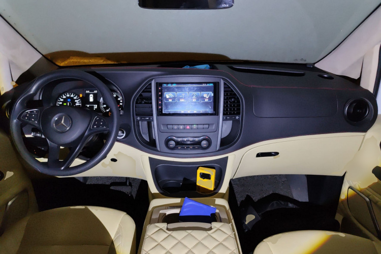 奔驰 威霆 2016款 2.0T 精英版中控内饰12