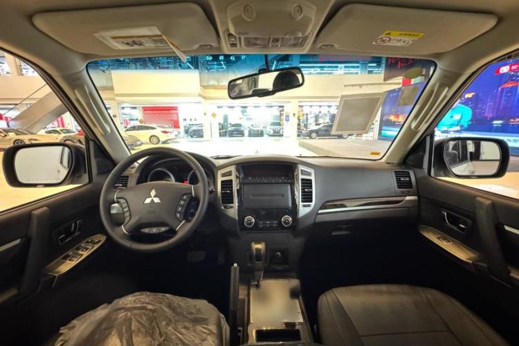 三菱 帕杰罗(进口) 2022款 帕杰罗V93 3.0L GLS 织物(中东)中控内饰7001