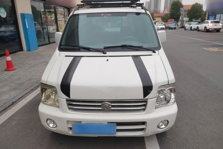 铃木 北斗星 2012款 创业版 1.0L 手动超越型车身外观2