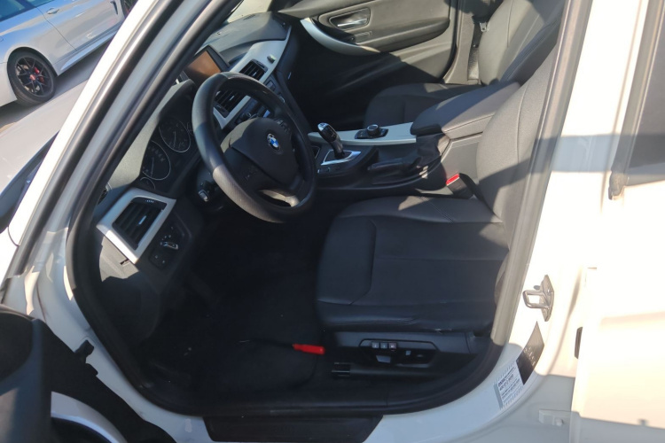 宝马3系 2015款 320i 超悦版时尚型局部细节19