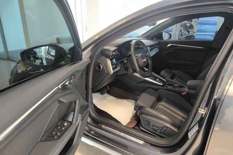 奥迪A3 2023款 改款 A3L Limousine 35 TFSI 时尚运动型中控内饰7003