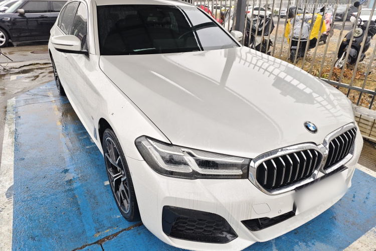 宝马5系 2022款 改款三 530Li 尊享型 M运动套装车身外观3