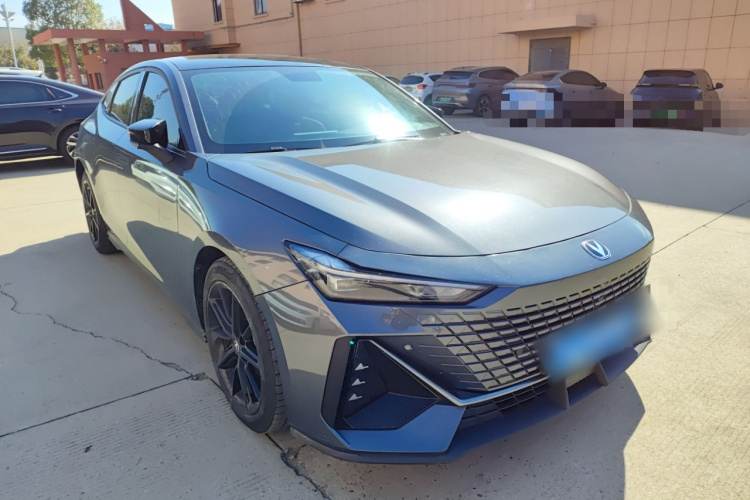 长安UNI-V 2022款 1.5T 尊贵型车身外观3