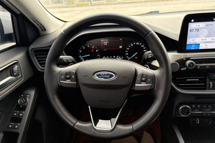 福特 福克斯 2019款 三厢 EcoBoost 180 自动锋潮型中控内饰7012