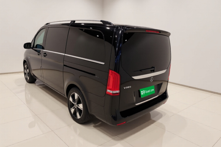 奔驰V级 2022款 V 260 领航版车身外观5