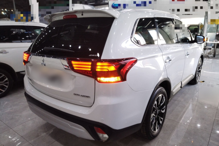 三菱 欧蓝德 2020款 2.4L 四驱致享版 5座车身外观7