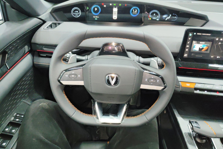 长安UNI-V 2025款 1.5T 500Bar尊贵运动型中控内饰13