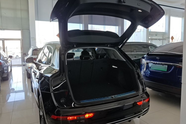 奥迪Q5L 2020款 改款 40 TFSI 荣享时尚型机舱底盘23