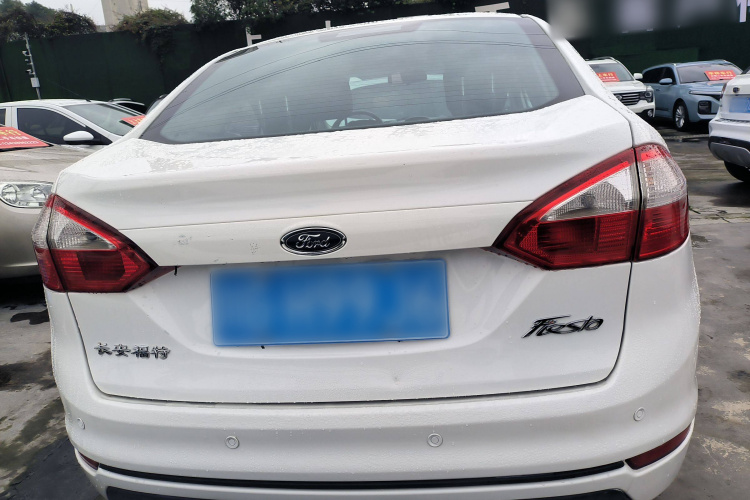 福特 嘉年华 2013款 三厢 1.5L 手动风尚型车身外观6