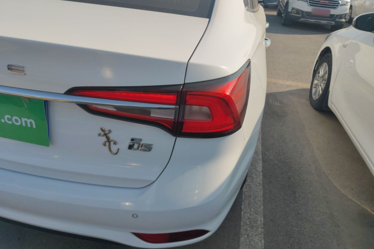 荣威i5 2020款 1.5L 手动4G互联领豪旗舰版车身外观9