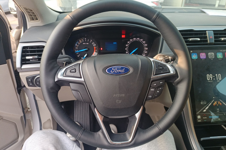 福特 蒙迪欧 2017款 EcoBoost 180 舒适型中控内饰13