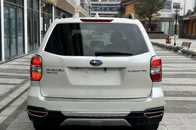 斯巴鲁 森林人 2013款 2.5i 自动豪华版车身外观6