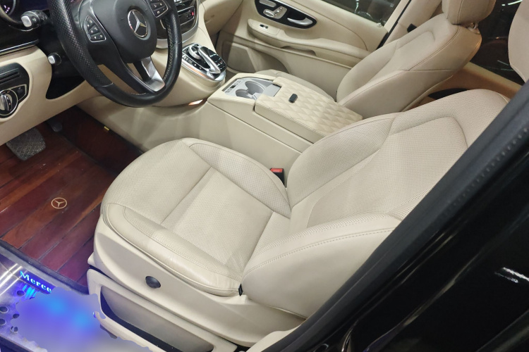 奔驰V级 2018款 V 260 领航版 国VI局部细节19