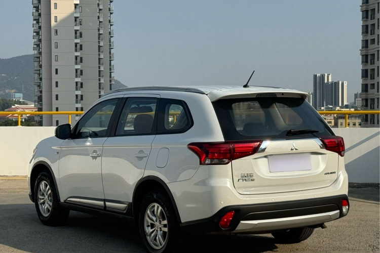 三菱 欧蓝德 2016款 2.0L 两驱风尚版 5座车身外观6003