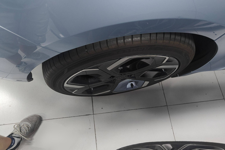 极氪001 2022款 超长续航双电机 YOU版车身外观6008