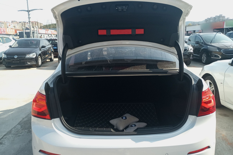 宝马1系 2019款 118i 时尚型机舱底盘23