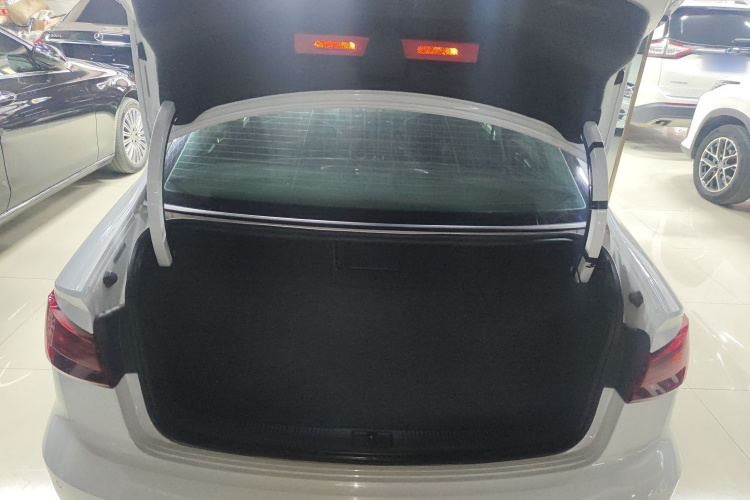 奥迪A3 2018款 30周年年型 Limousine 35 TFSI 进取型机舱底盘23