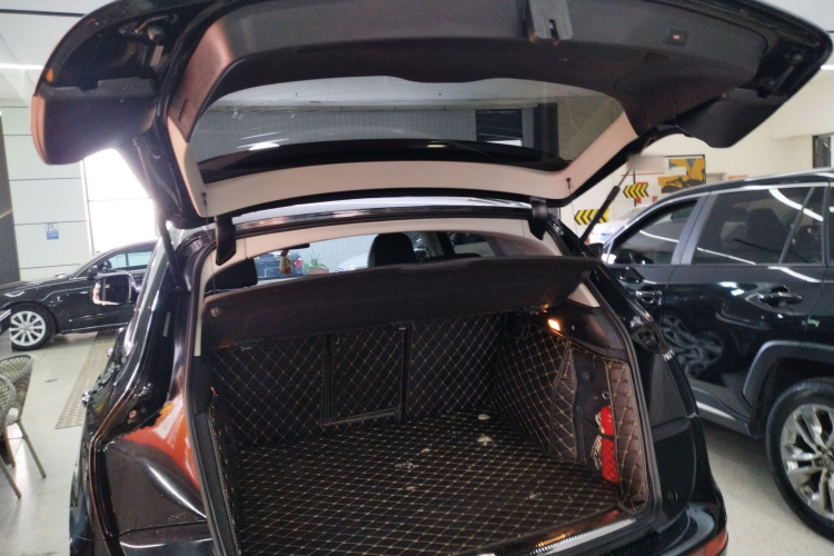 奥迪Q5 2018款 典藏版 40 TFSI 进取型机舱底盘23