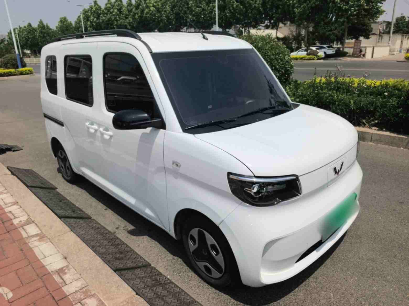 车辆右前45度外观展示
