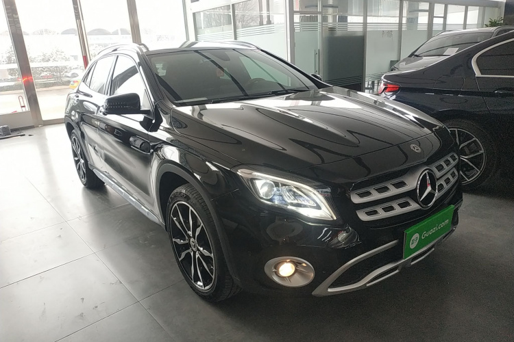 奔驰GLA 2017款 GLA 220 4MATIC 豪华型车身外观3