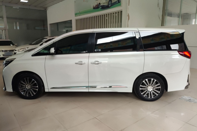 广汽传祺 传祺M8 2023款 领秀系列 390T 尊贵版车身外观4