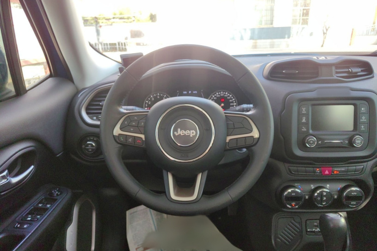 Jeep 自由侠 2017款  180T 自动劲能版局部细节13