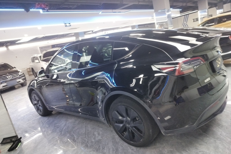 特斯拉 Model Y 2023款 后轮驱动版车身外观4