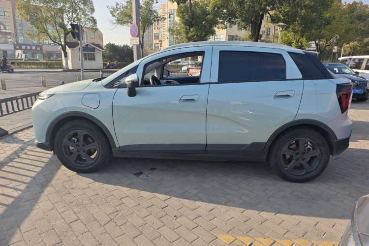 吉利几何E萤火虫 2022款 401KM 玲珑虎 4座车身外观4