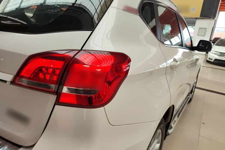 哈弗H2 2016款 红标 1.5T 手动两驱豪华型车身外观9