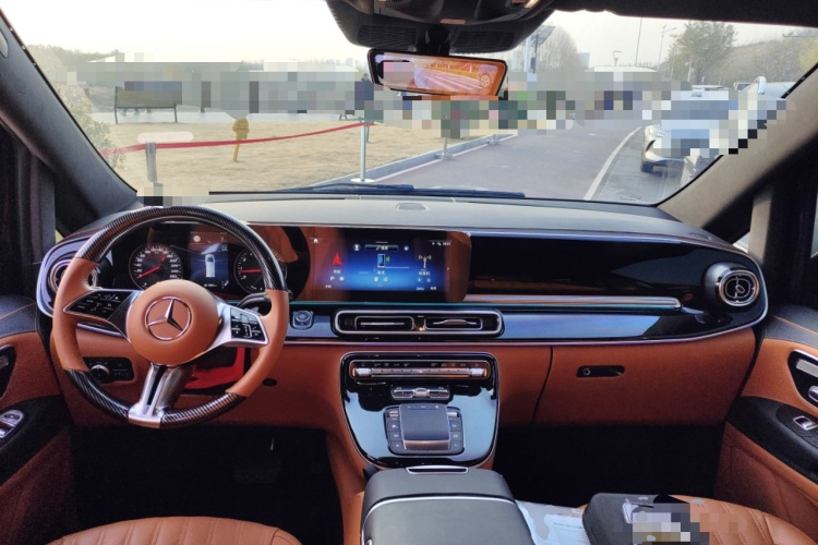 奔驰 威霆 2024款 2.0T 商务版 7座中控内饰12