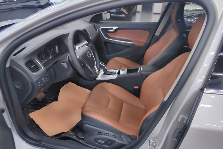 沃尔沃S60 2019款 S60L T3 智进版中控内饰19