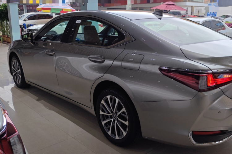 雷克萨斯ES 2023款 260 卓越版车身外观4