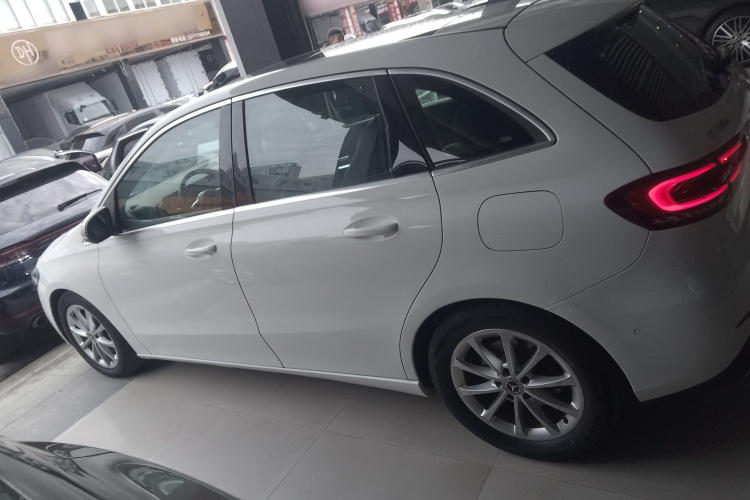 奔驰B级 2021款 B 200 时尚型车身外观4