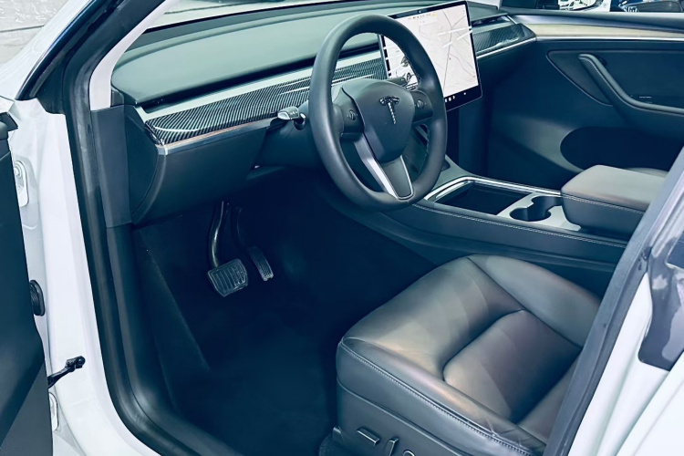 特斯拉 Model Y 2021款 标准续航后驱版中控内饰7004
