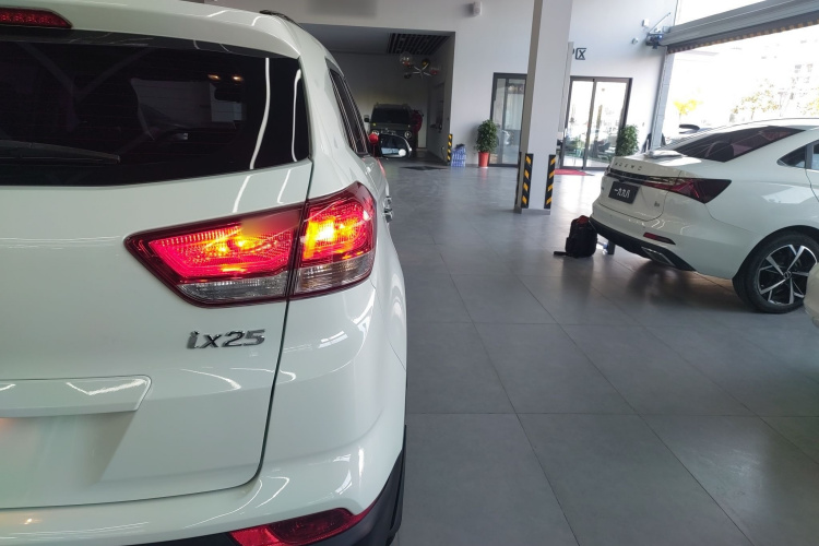 北京现代ix25 2017款 1.6L 自动智能型车身外观9