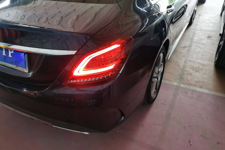 奔驰C级 2019款 改款 C 260 L 运动版车身外观9